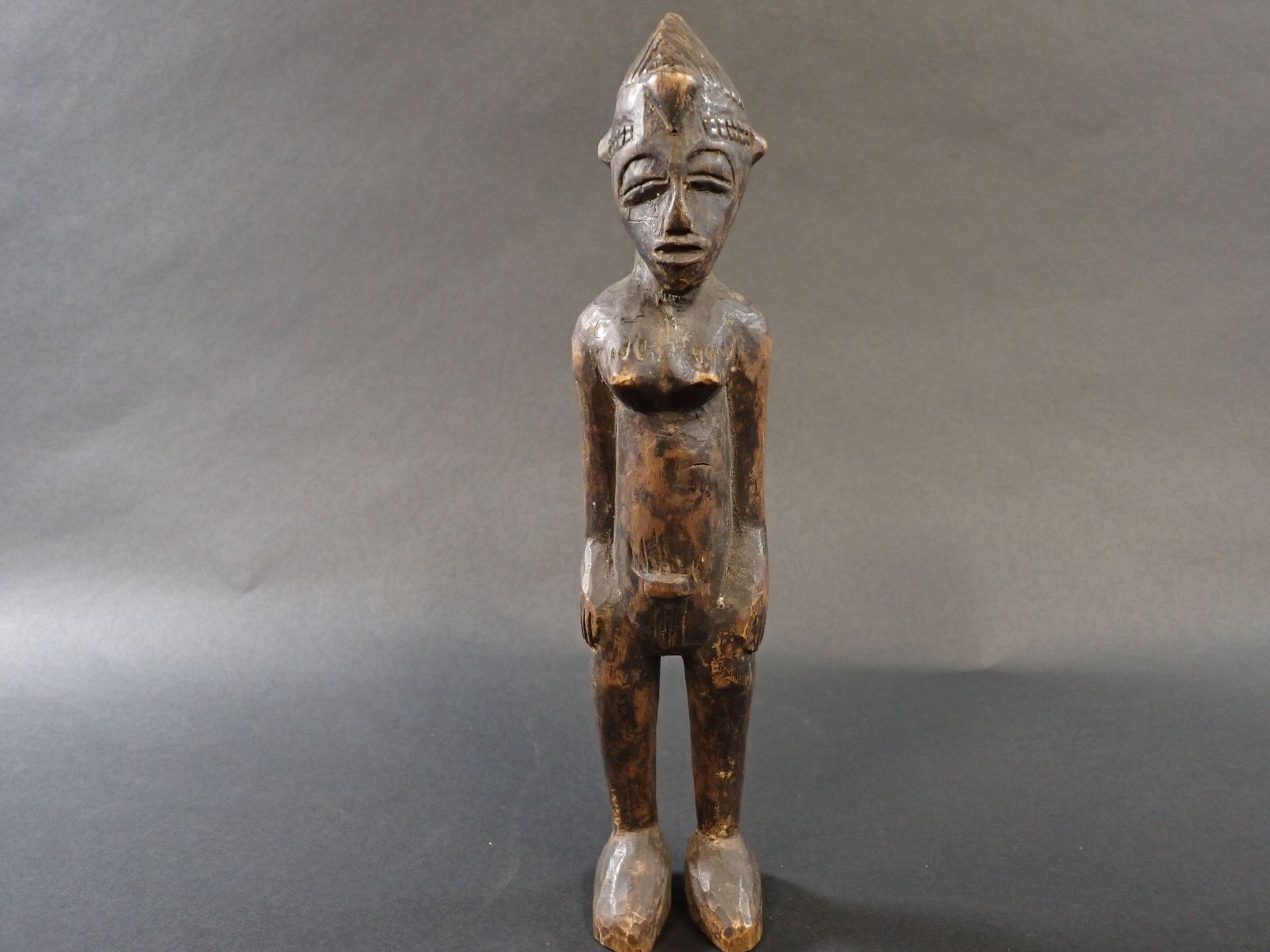 Null COTE D'IVOIRE - SENOUFO : Statuetta femminile in piedi, con le braccia cons&hellip;