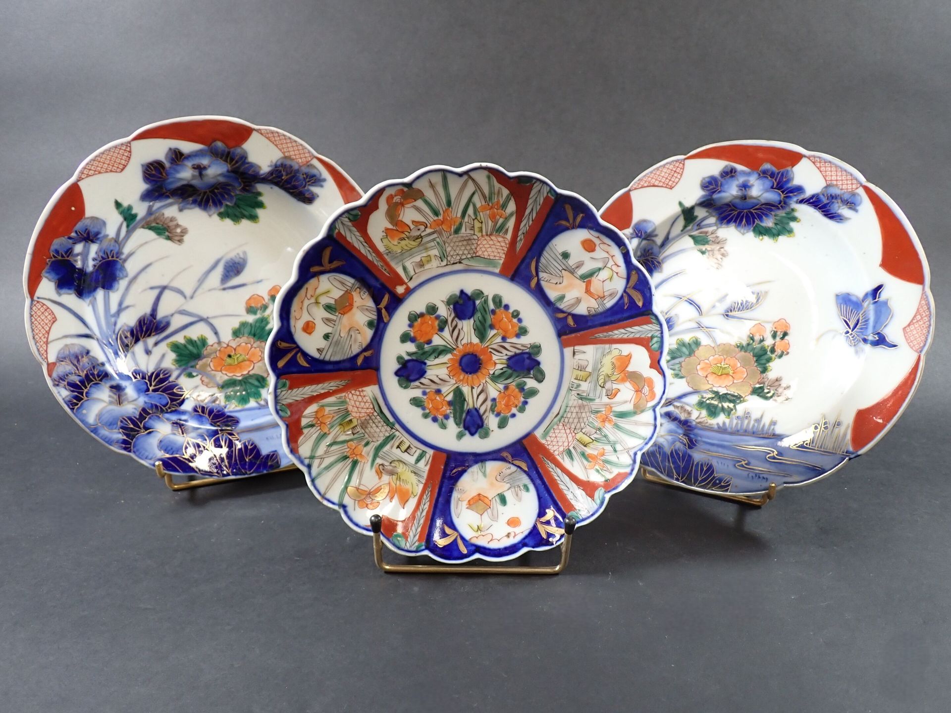 Null JAPON : Trois assiettes polylobées en porcelaine d'Imari, dont une paire à &hellip;