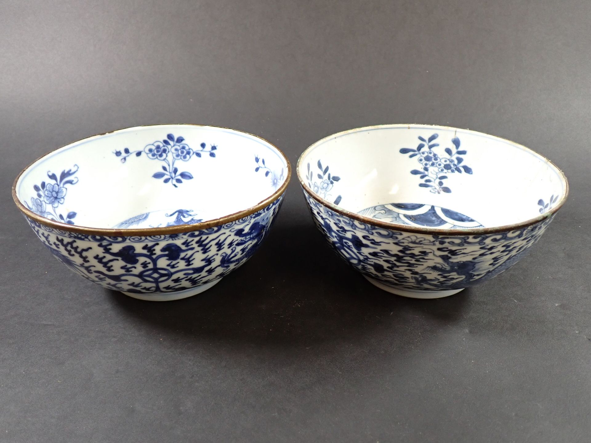 Null CINA per il VIETNAM: due ciotole pendenti, in porcellana "Hué" bianco-blu, &hellip;