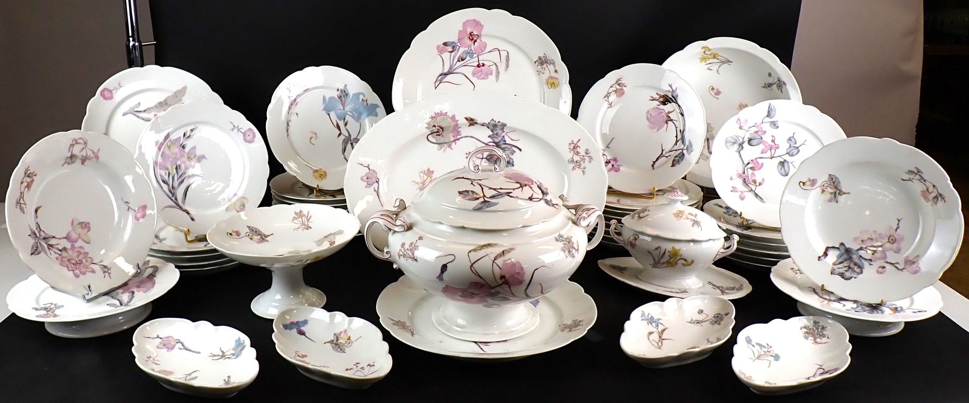 Null Service de table en porcelaine à décor différent de fleurs comprenant seize&hellip;