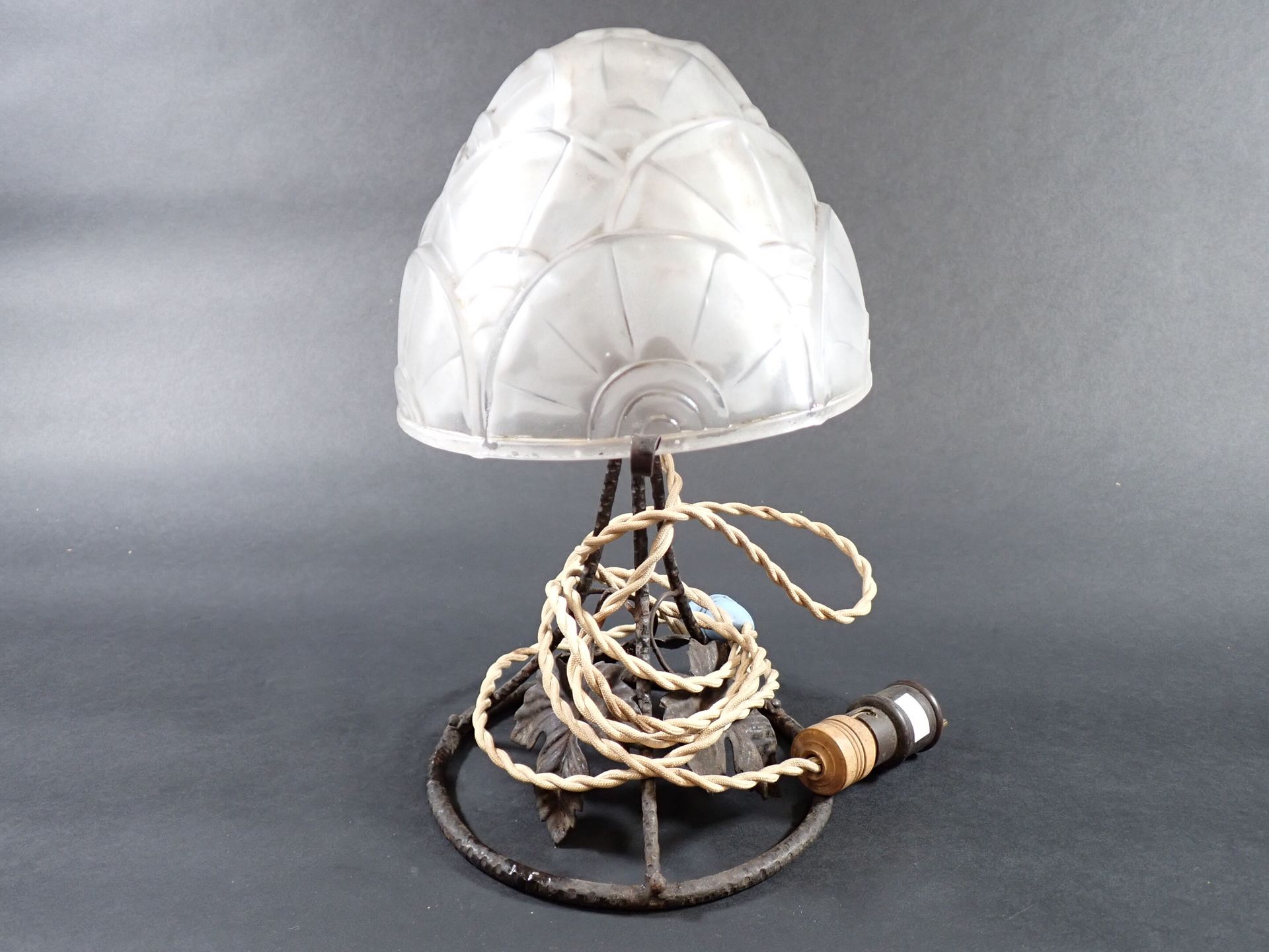 Null DEGUE (David GUERON 1892-1950) : Lampe de table à poser, le pied en fer for&hellip;