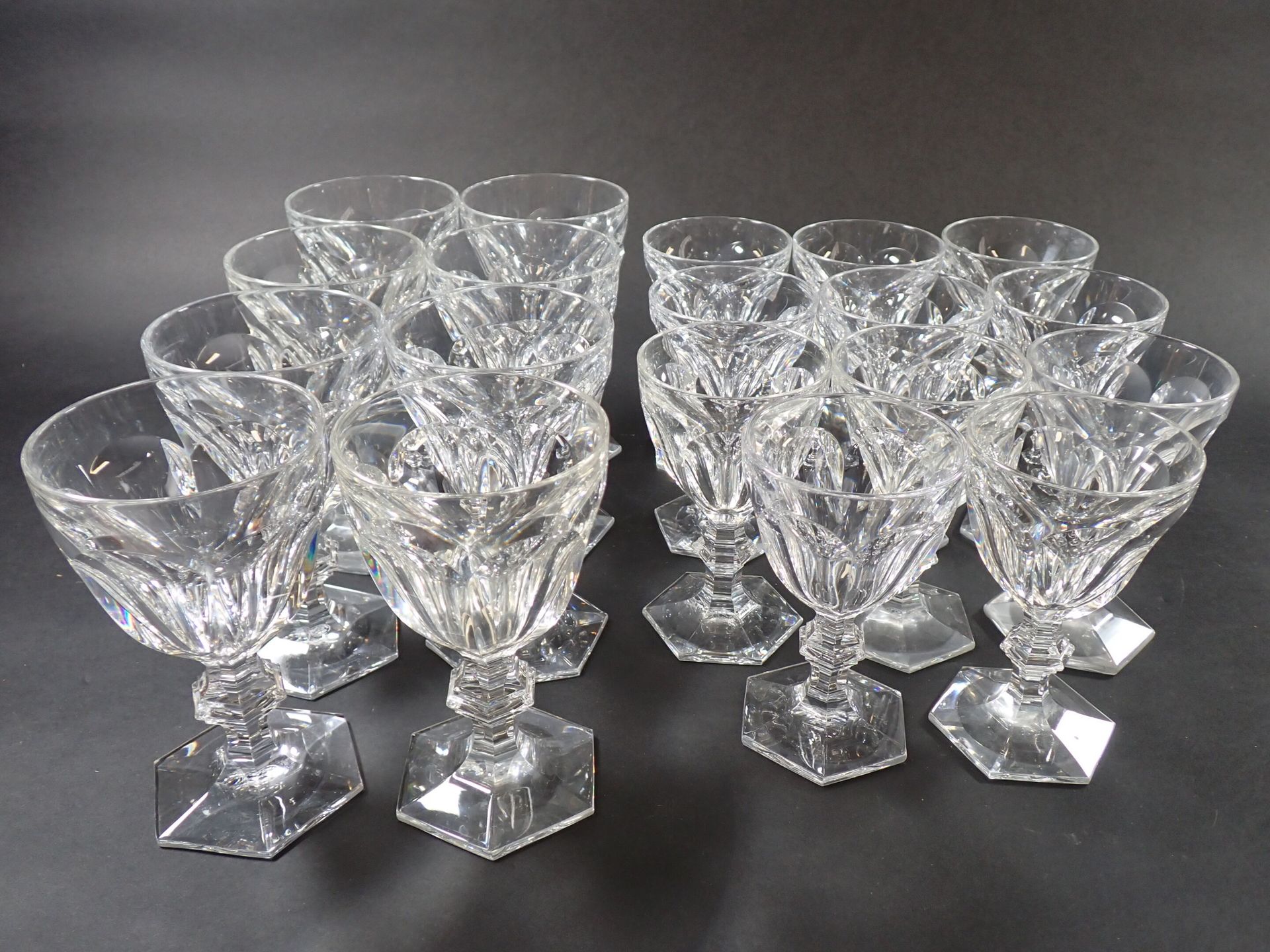 Null BACCARAT，Harcourt 型：水晶杯座服务的一部分，包括八个水杯。高：16 厘米，11 个酒杯（14 厘米）（其中一个为白色），标有