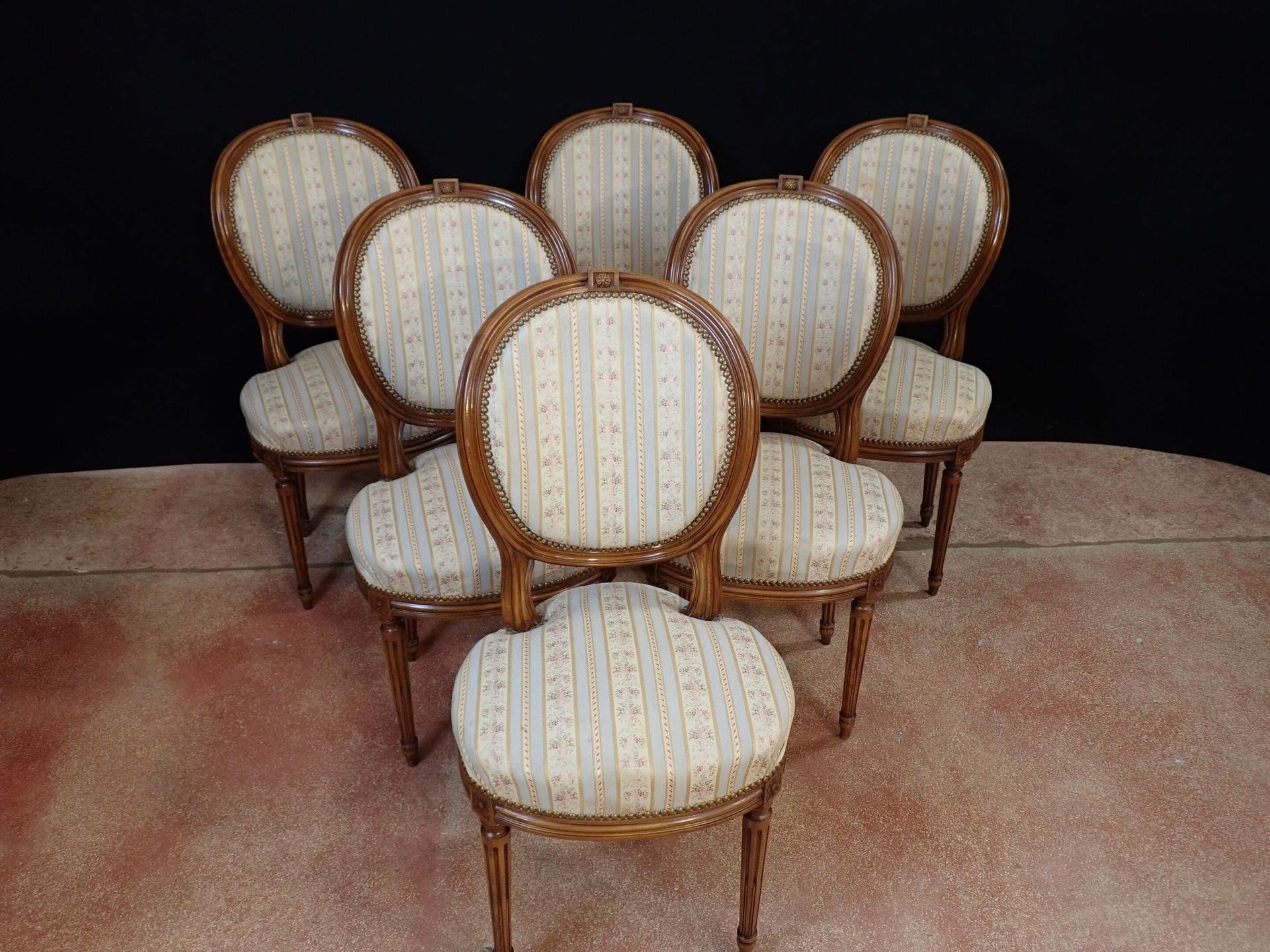 Null Suite de six chaises en bois mouluré, dossier médaillon, pieds ronds fuselé&hellip;