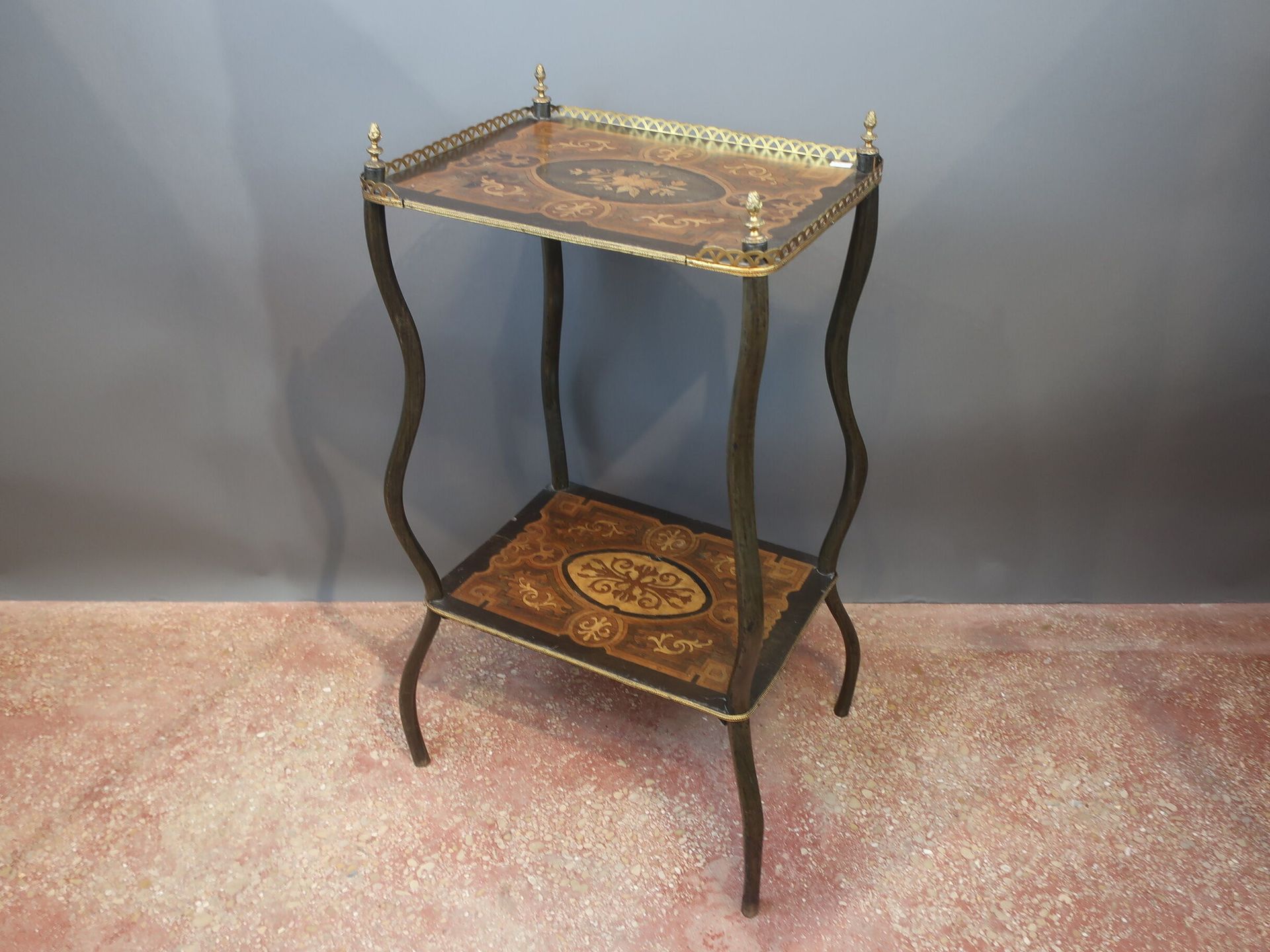 Null Tavolino di epoca napoleonica III in legno annerito con due piani intarsiat&hellip;