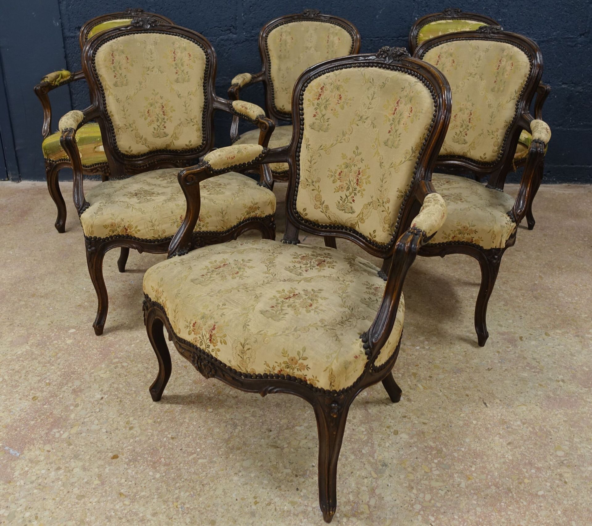 Null Suite de six fauteuils cabriolets en bois naturel mouluré et sculpté de fle&hellip;