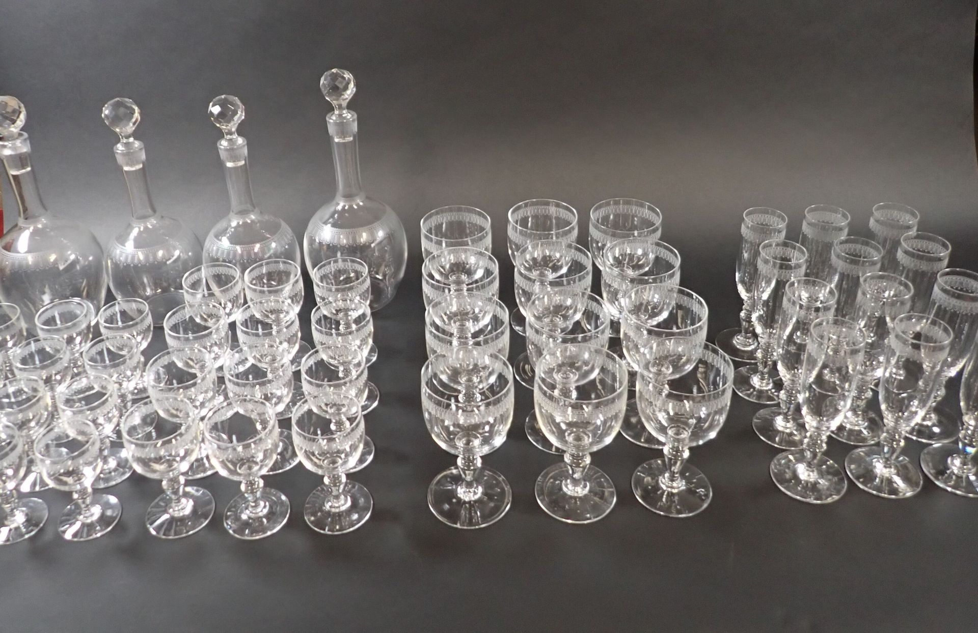 Null BACCARAT : Service de verres à pied en cristal comprenant douze flutes à ch&hellip;