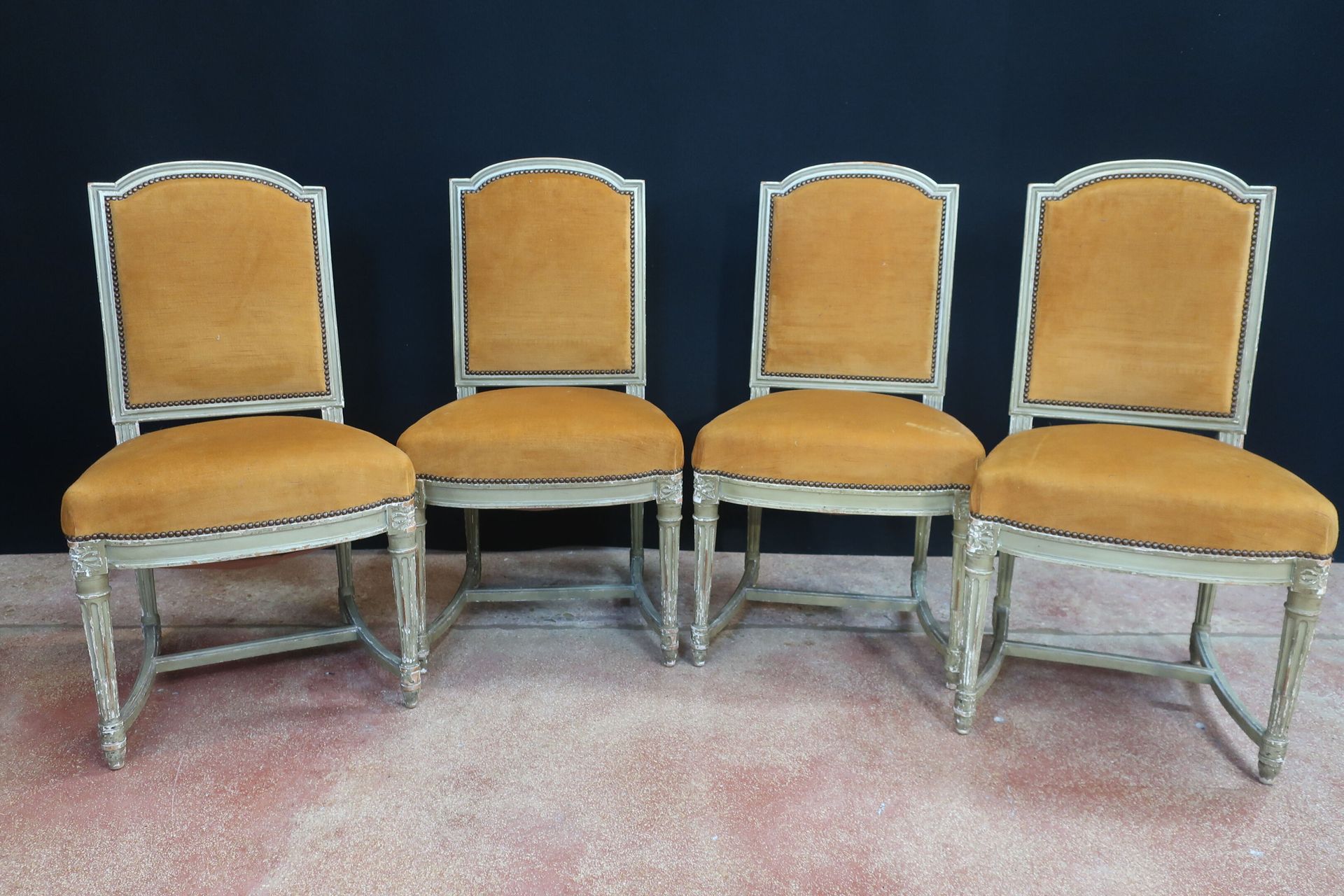Null Suite de quatre chaises en bois mouluré et laqué vert clair, dossier plat à&hellip;