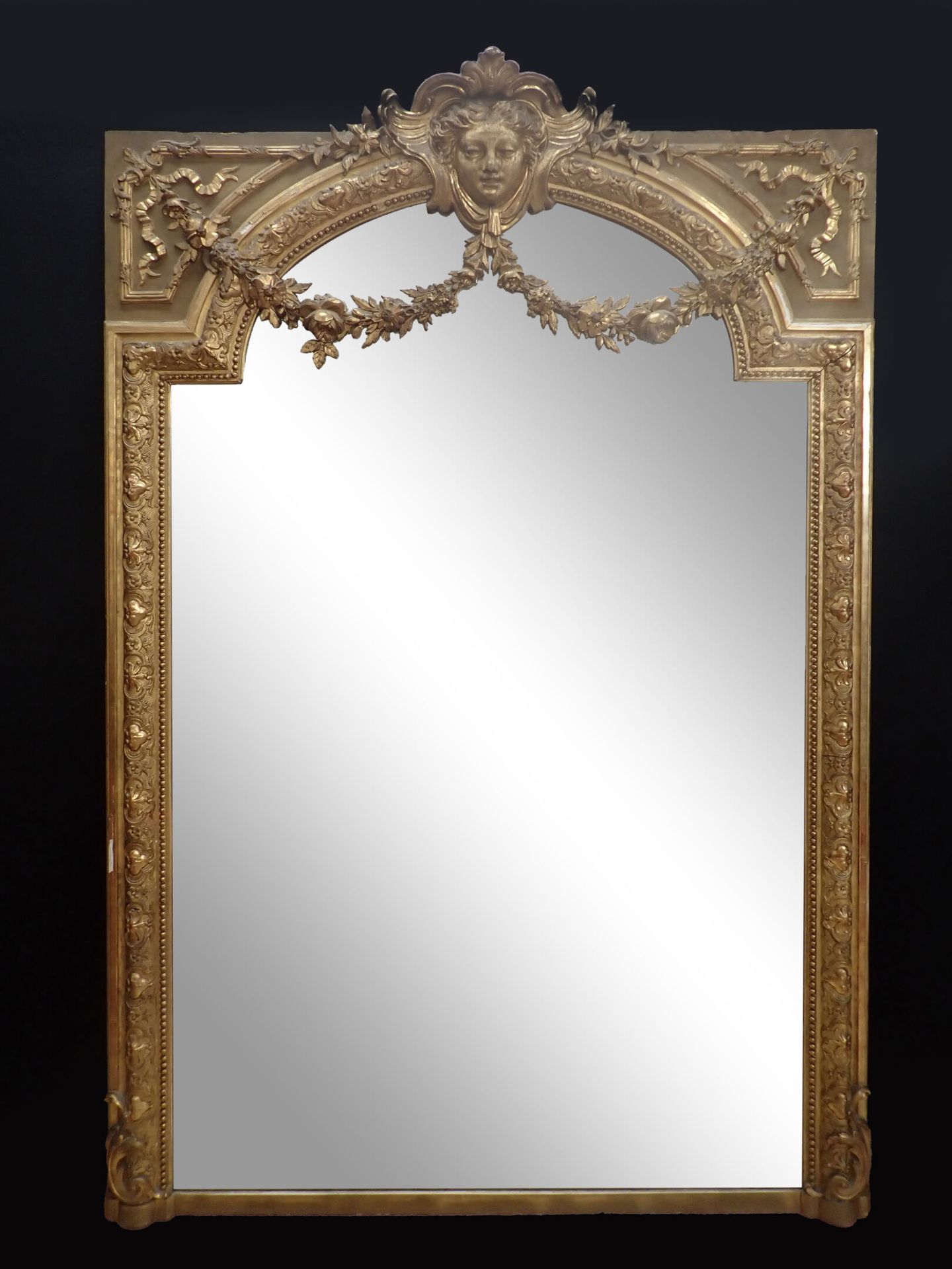 Null Grand miroir de cheminée en bois mouluré, sculpté et doré à décor de rang d&hellip;