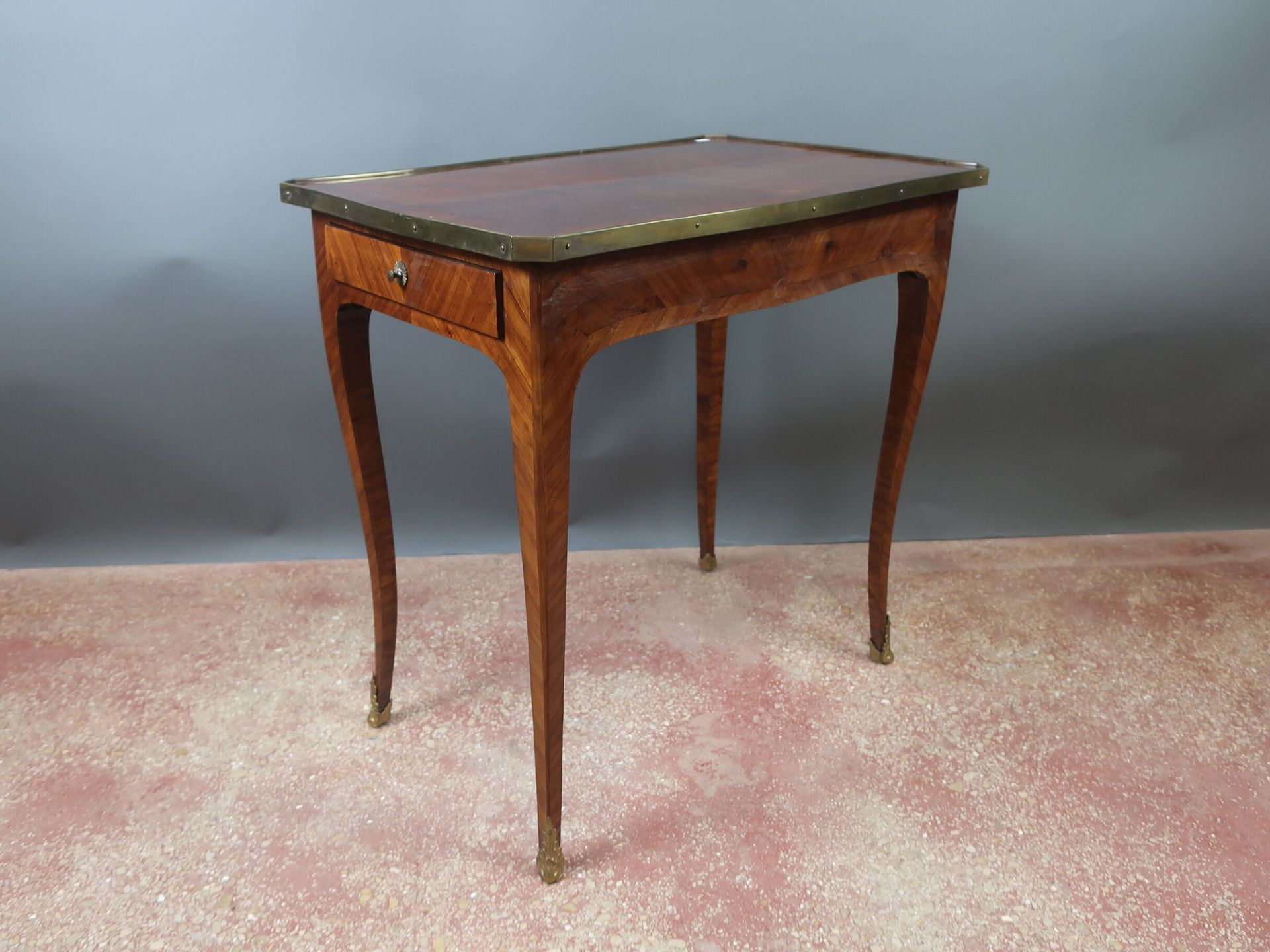 Null Tavolino in stile Luigi XV in impiallacciatura intarsiata, un cassetto all'&hellip;