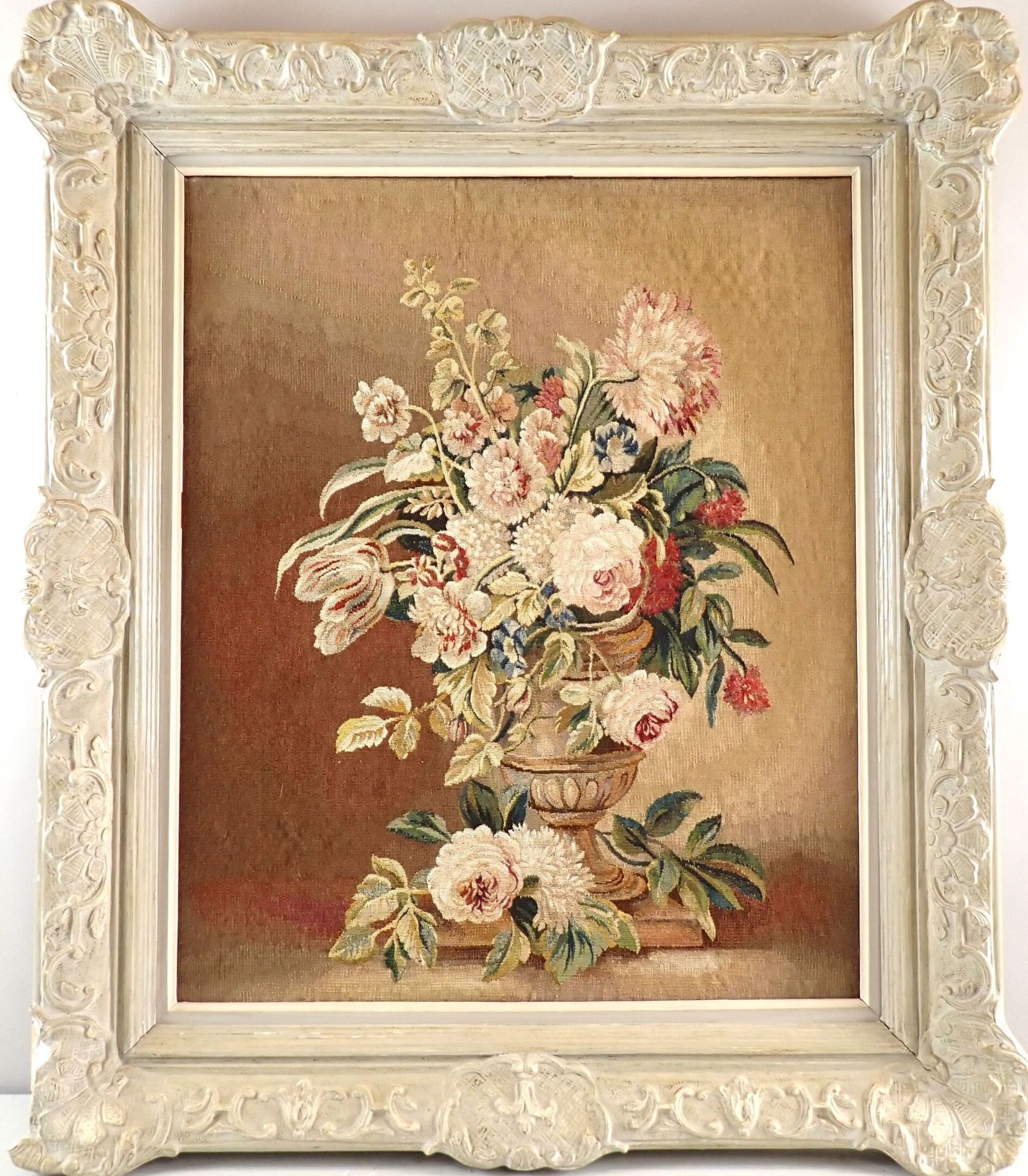 Null Dans le goût d'AUBUSSON : tapisserie représentant un vase de fleurs sur un &hellip;