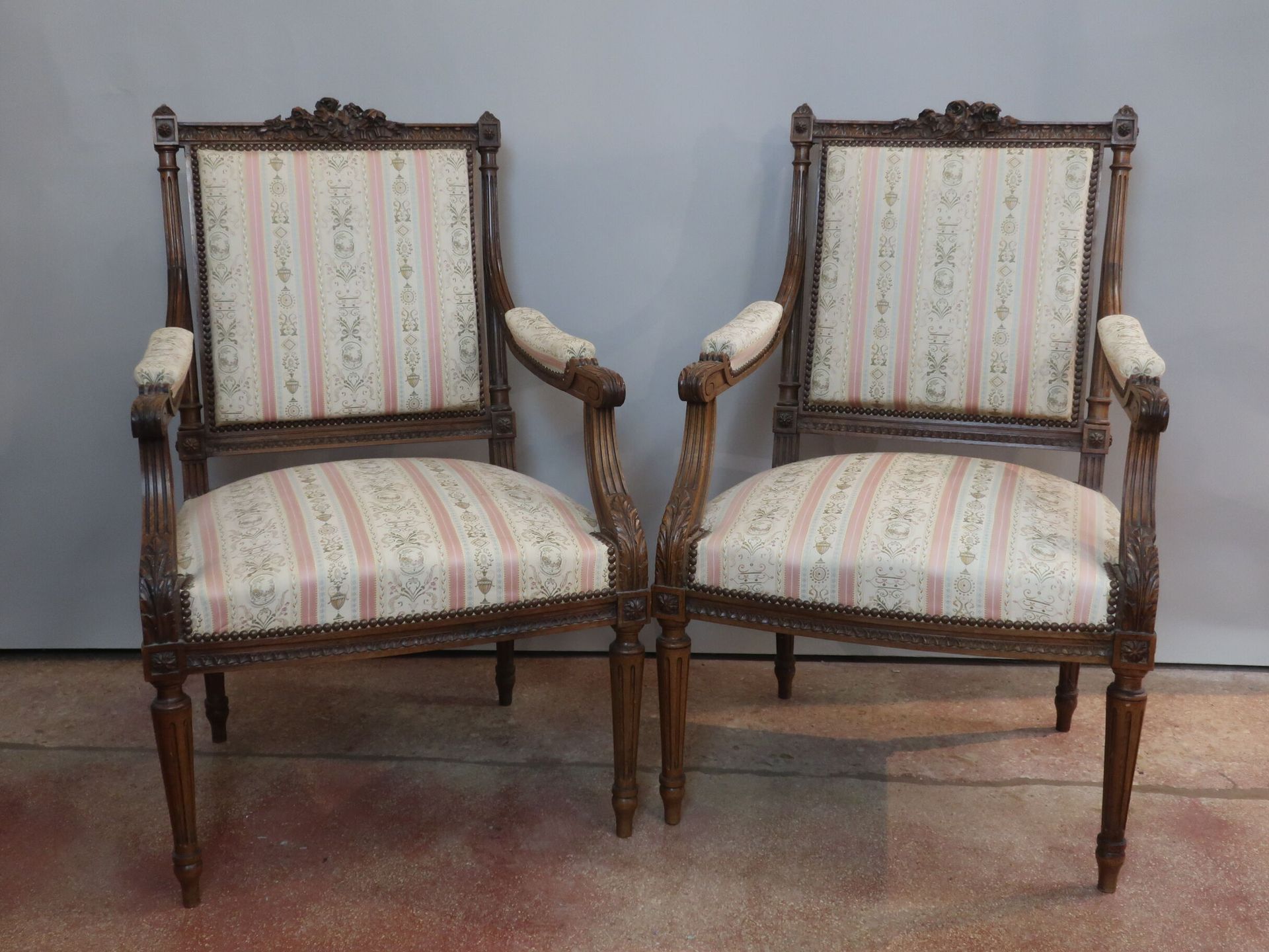 Null Une paire de fauteuils en bois mouluré et sculpté de roses , acanthes, mont&hellip;