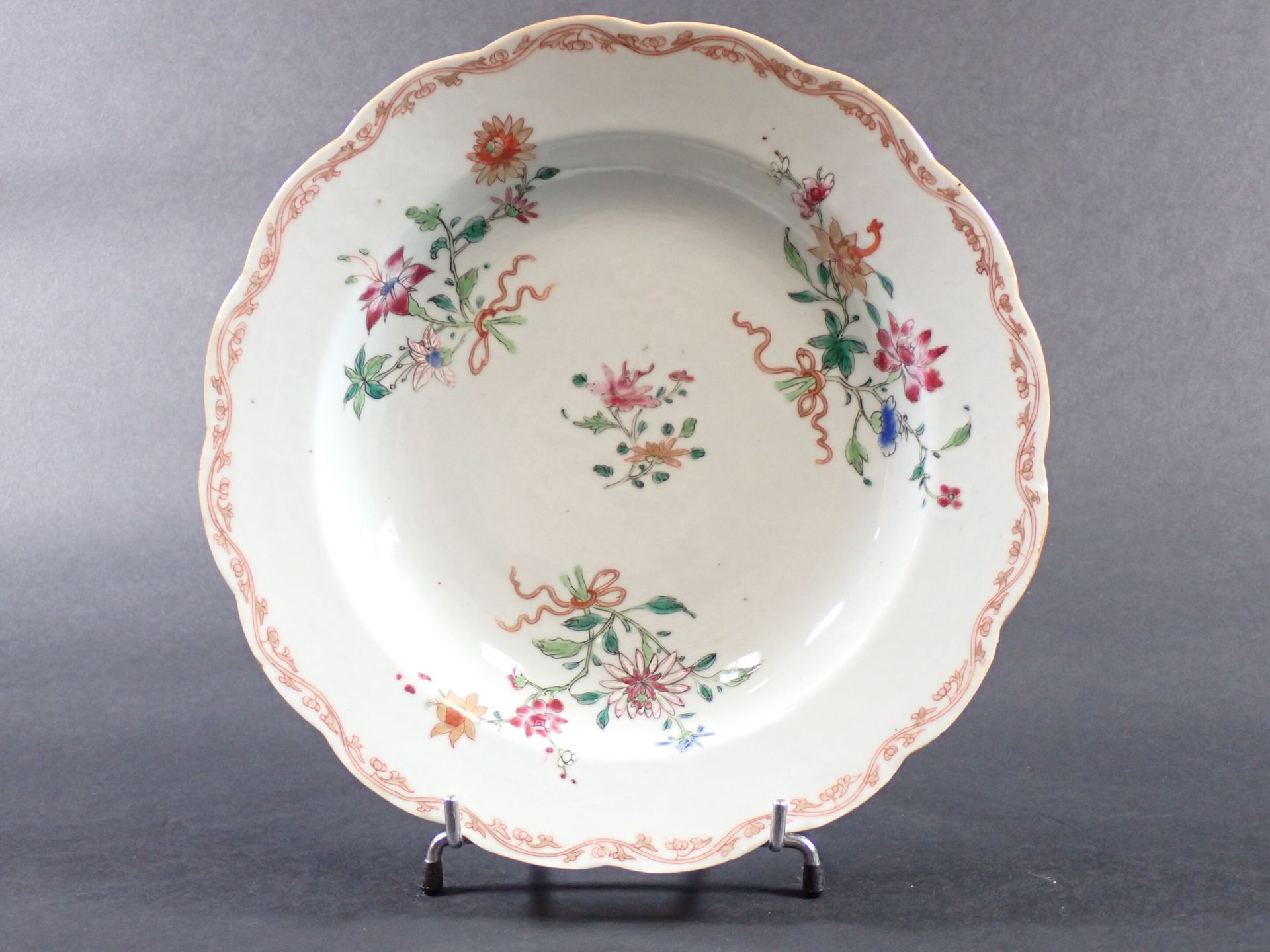 Null CHINE - Compagnie des Indes : Assiette creuse en porcelaine à décor floral,&hellip;