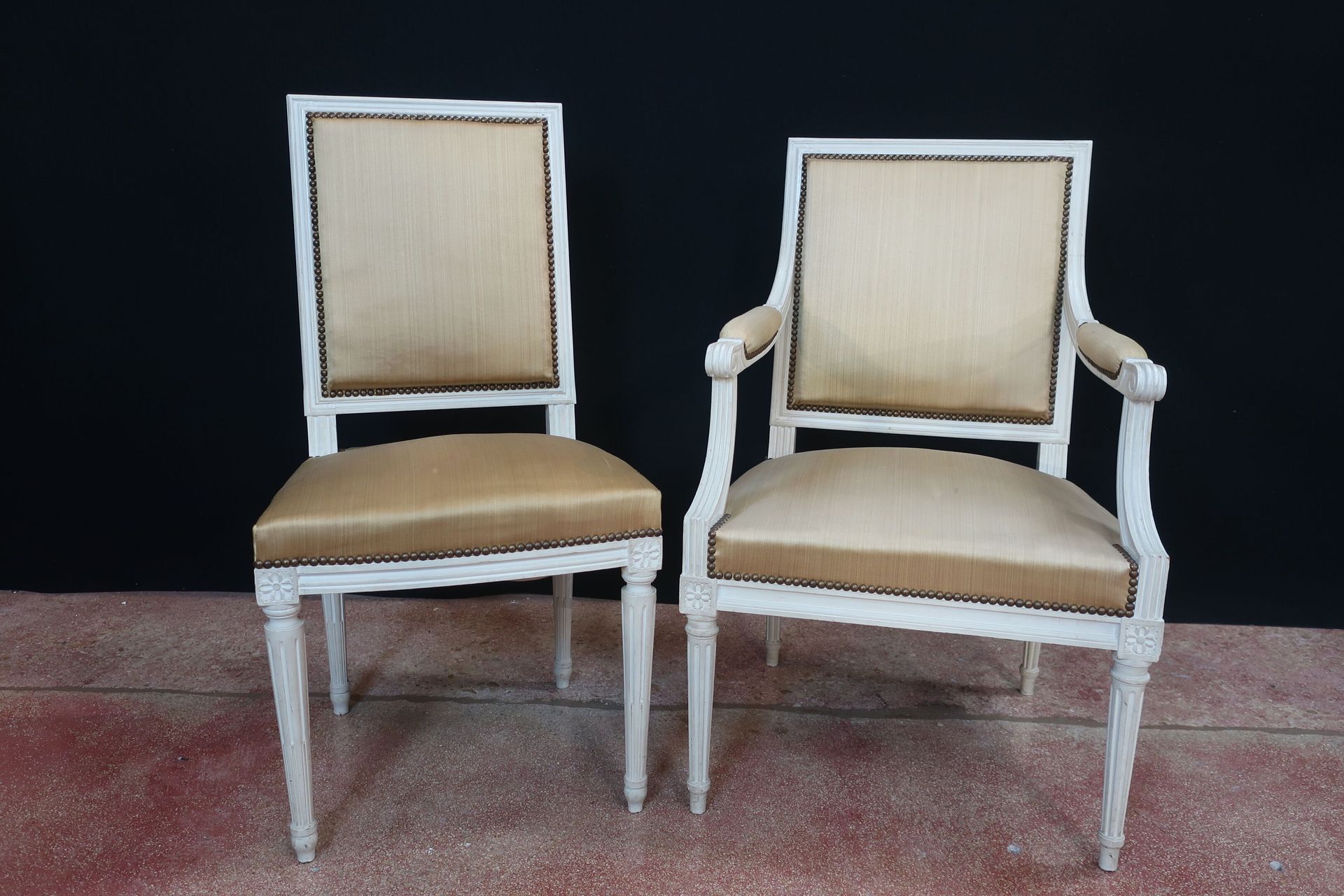 Null Chaise et un fauteuil en bois mouluré laqué blanc, pieds ronds fuselés à ca&hellip;