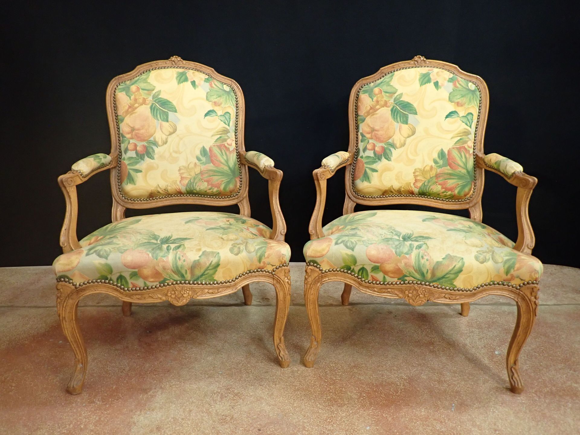 Null Paire de fauteuils à la Reine en bois mouluré et sculpté de fleurettes, gar&hellip;
