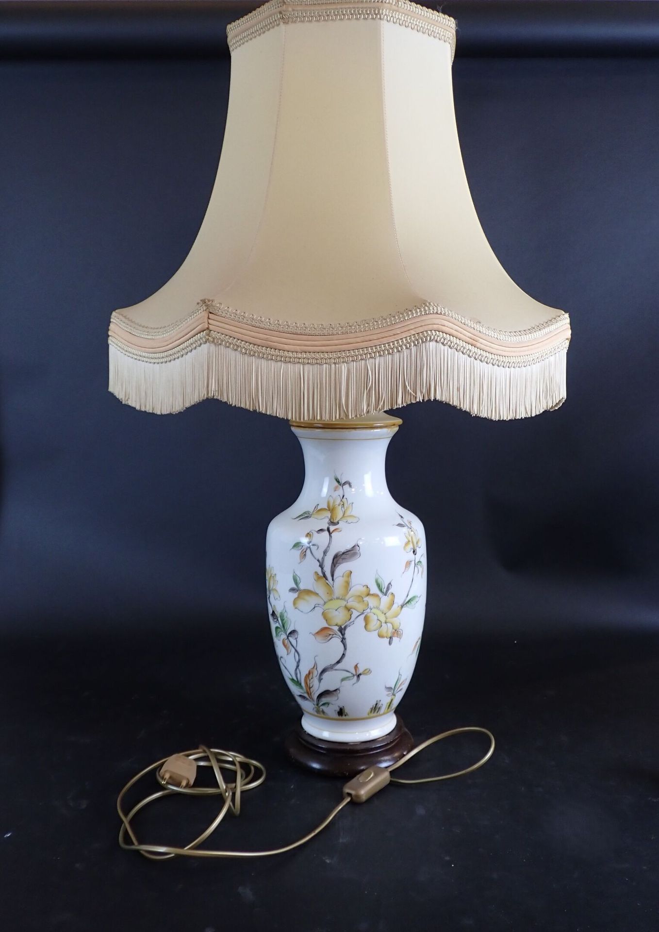 Null Lampe moderne en porcelaine à décor polychrome de branches fleuries. Hauteu&hellip;