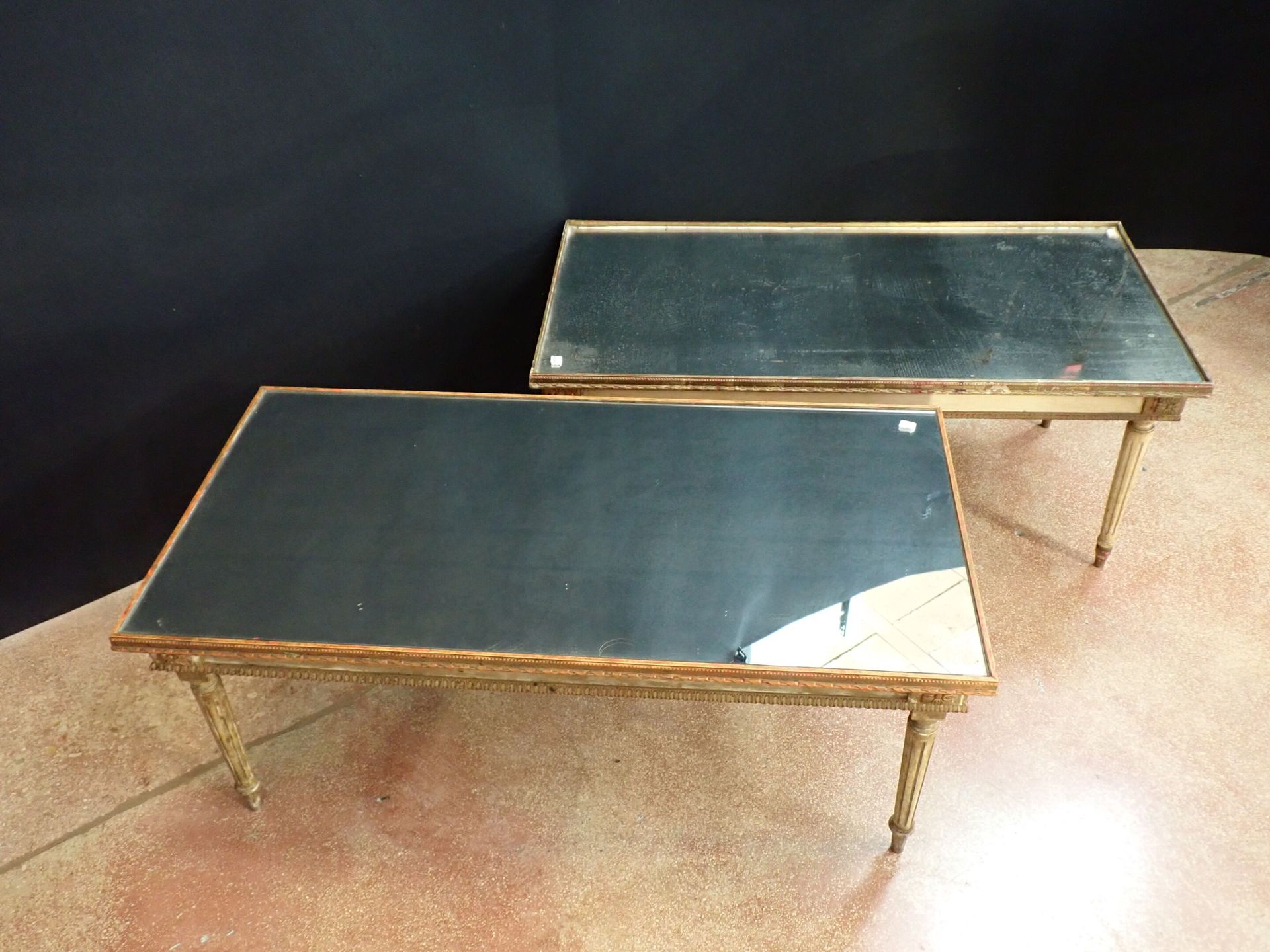Null Coppia di tavolini in legno modellato con lacca bianca e dorata, piano a sp&hellip;
