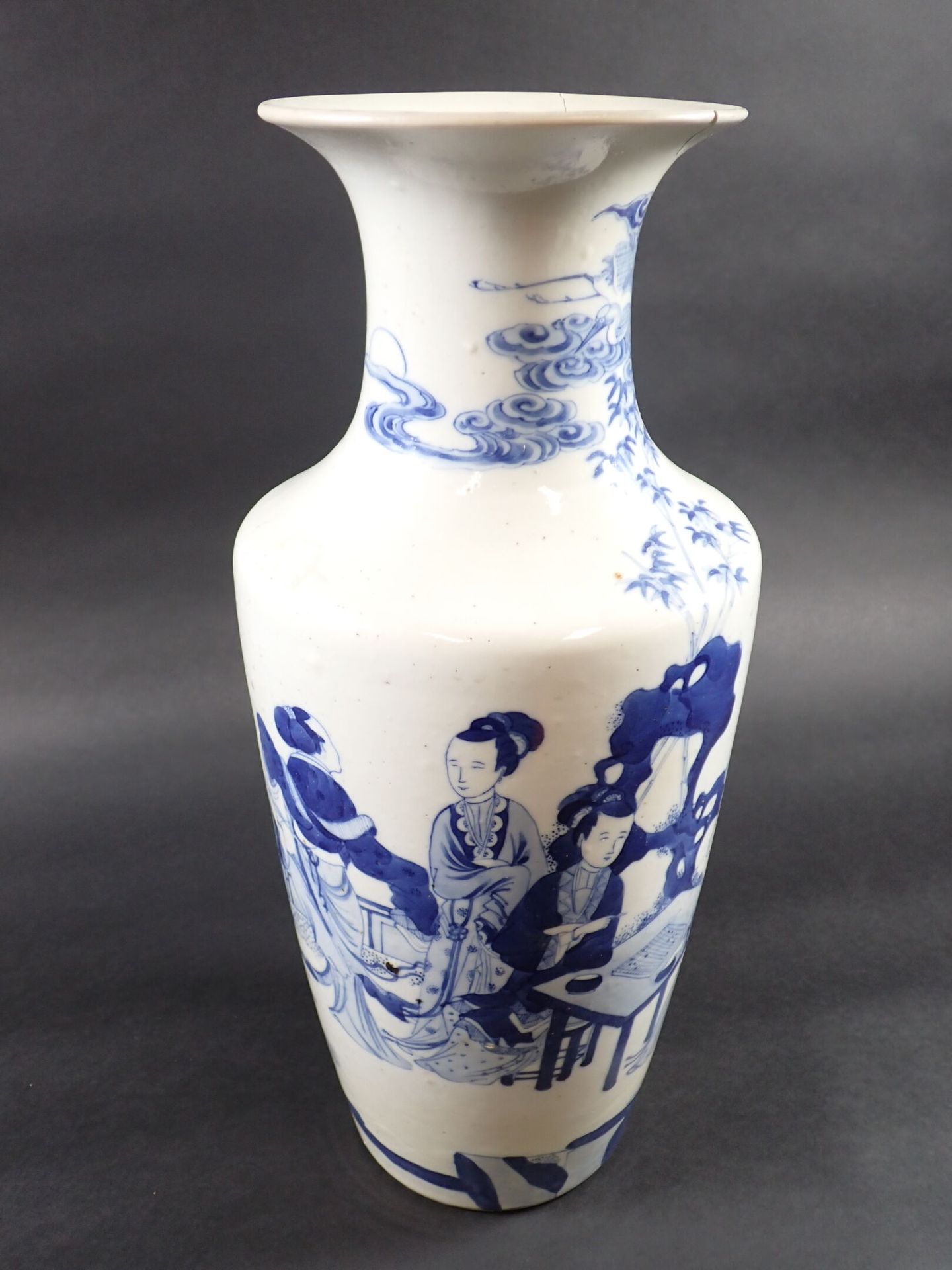Null CHINE : Vase en porcelaine à décor en camaïeu bleu de dames de cour jouant &hellip;