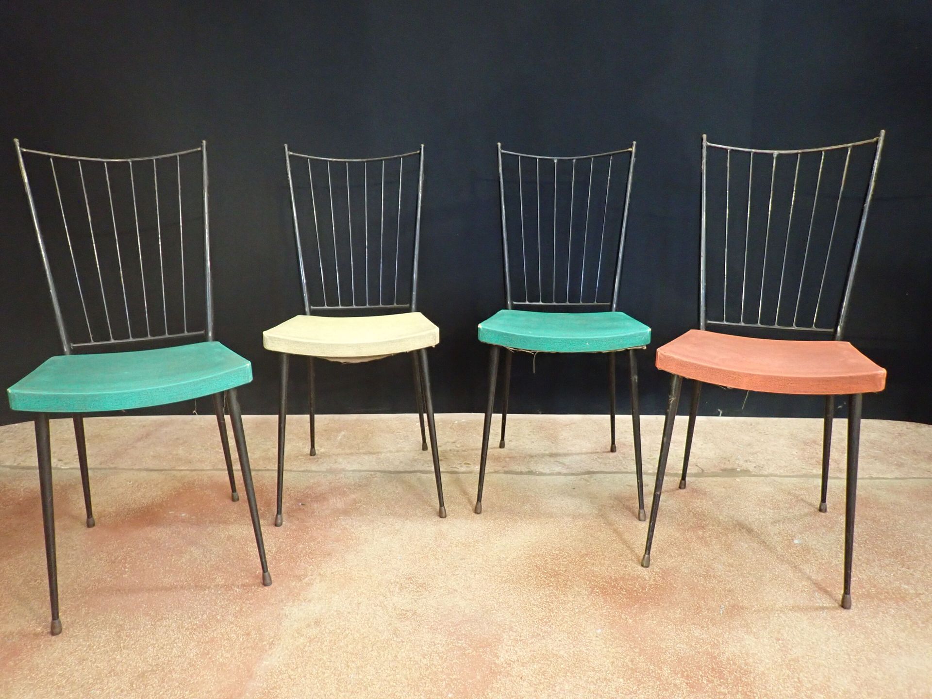 Null Dans le goût de Colette GUEDEN : Suite de quatre chaises à structure métall&hellip;