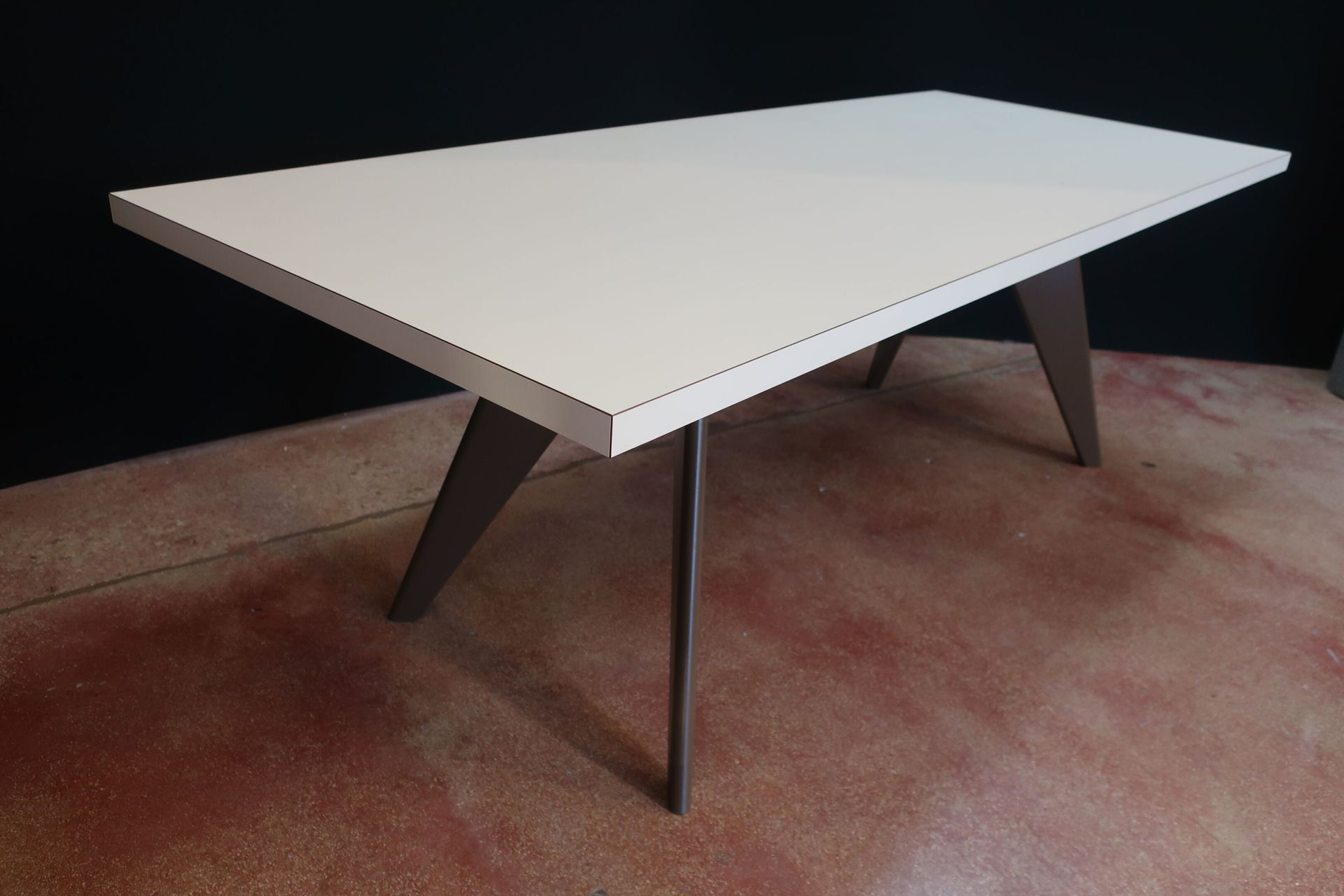 Null Jean PROUVE (1901-1984) : Tavolo da pranzo modello "EM Table", 1950. Riediz&hellip;