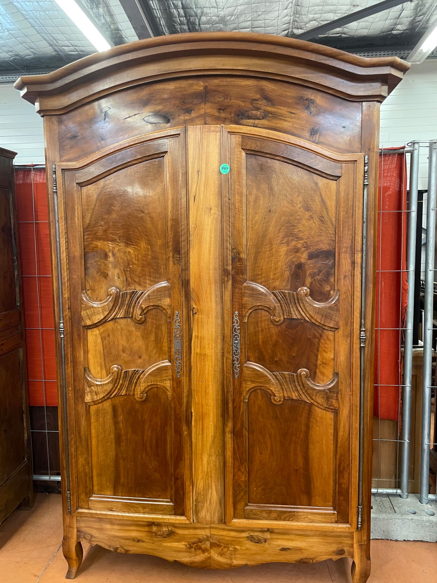 Null BELLE ARMOIRE EN NOYER XVIIIEME CHAPEAU DE GENDARME H:230 L:64