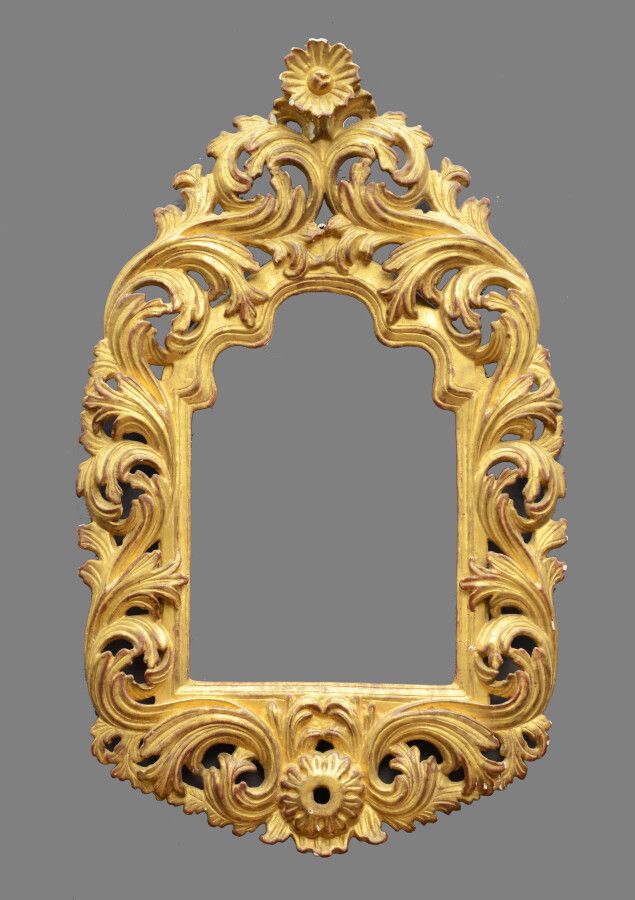 Null Carved and gilded wooden pediment frame decorated with large openwork acant&hellip;