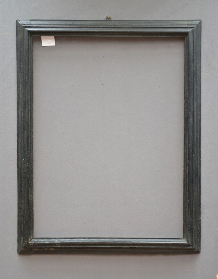 Null 一个倒置轮廓的模制和发黑的木框

意大利，17世纪

94 x 72,5 x 8,5 cm