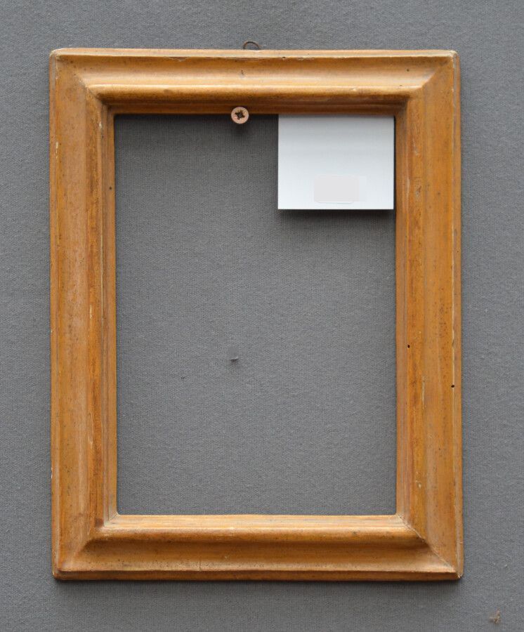 Null 小型模制木框，反面轮廓，锡耶纳黄染色剂

意大利，17-18世纪

22,5 x 15,5 x 4厘米