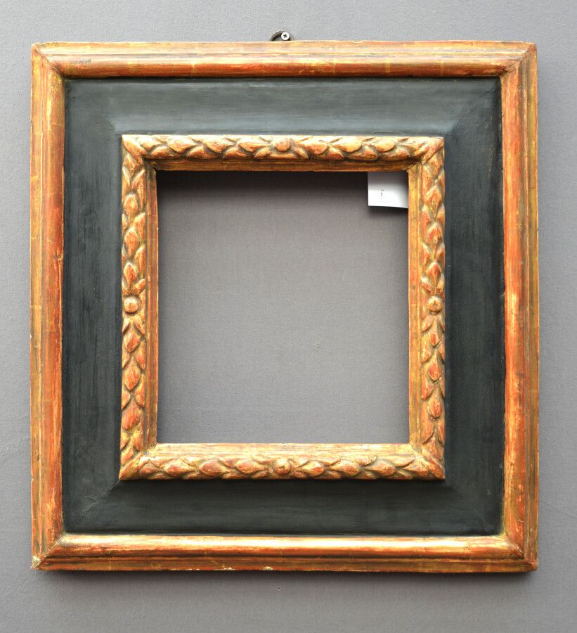 Null Pair of carved and gilded moulded wood frames with laurel leafs (one worn)
&hellip;