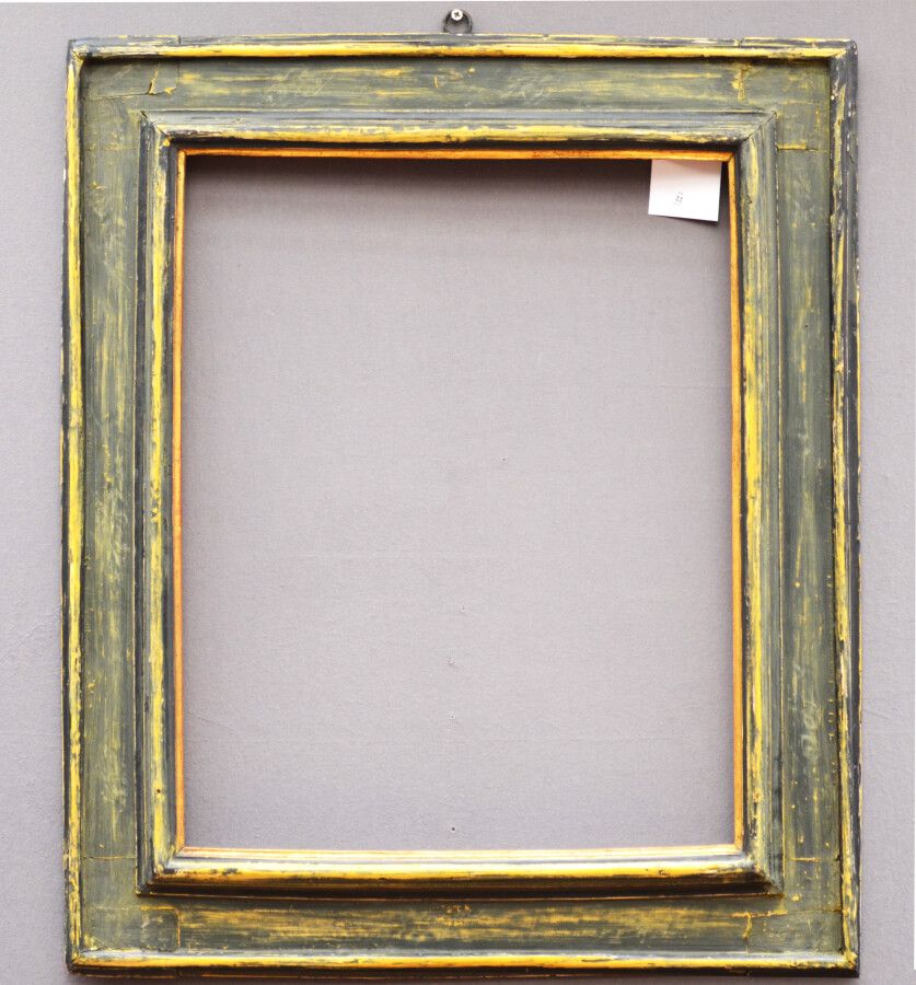 Null 一个 "cassetta "框架，有一个反转的轮廓，用模制的木头，有绿色和沙色的铜锈和部分镀金的反面。

意大利，17世纪

58,5 x 48 x &hellip;