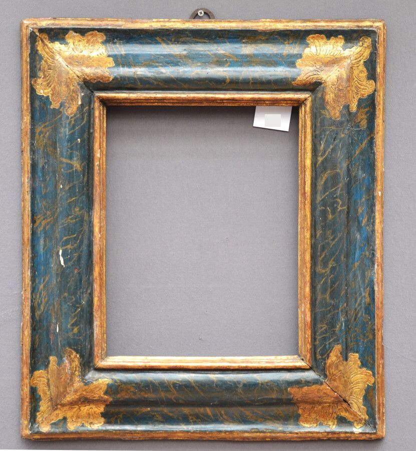 Null 一个模制和雕刻的木框，四角有大的罗盖尔叶子和绿松石色的大理石装饰（轻微磨损

意大利，18世纪

43 x 33 x 15厘米