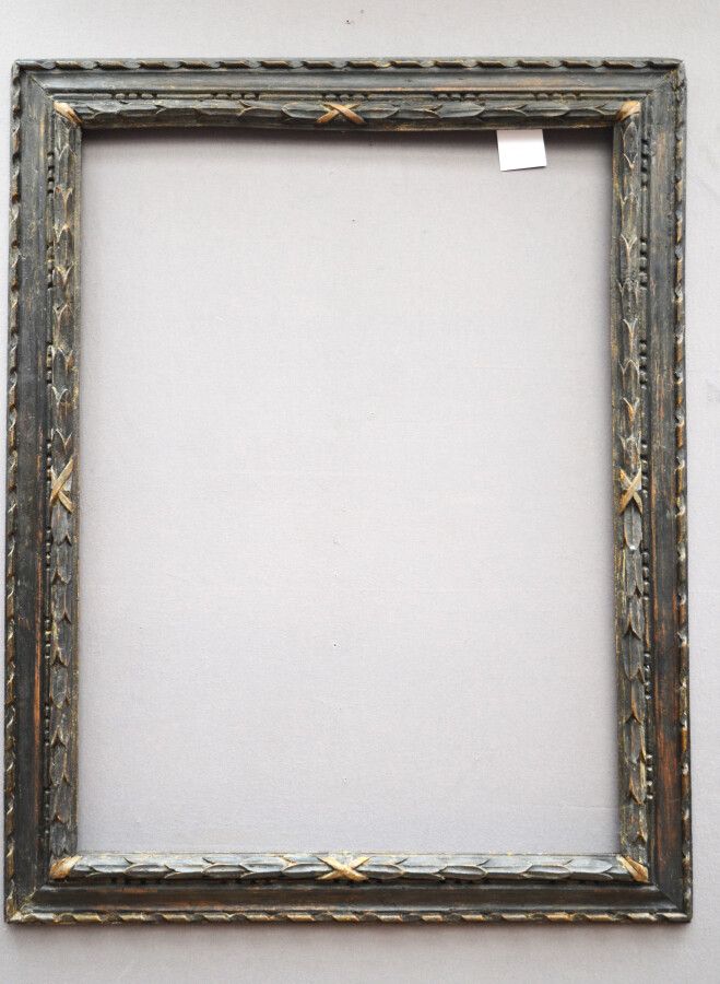 Null 一个发黑和镀金的木框，上面有月桂树的图案和念珠和丝带的中楣。(四角和背面的金属加固，磨损)

意大利，18世纪

96,5 x 70,5 x 11厘米