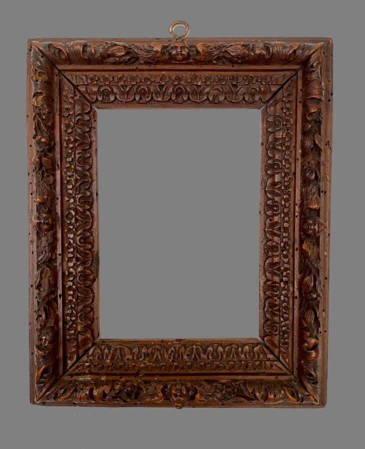 Null A carved wood frame, with foliage and foliage motifs, centered in the middl&hellip;