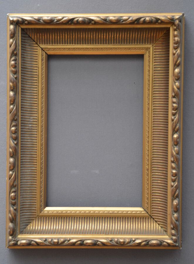 Null CADRE en bois et stuc doré à canaux.

Style Louis XVI

21,5 x 34,5 x 9,5 cm&hellip;