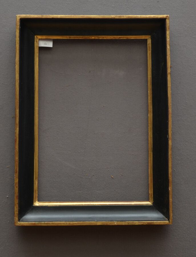 Null CADRE à gorge en bois mouluré, noirci et doré.

XVIIIème siècle.

53,5 x 56&hellip;