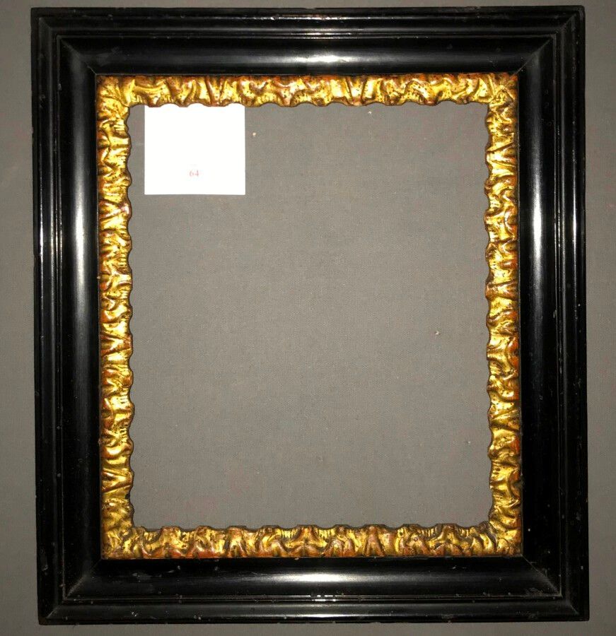 Null CADRE en bois mouluré, noirci et doré. 

Italie, XVIIIe siècle. 

25,5 x 22&hellip;
