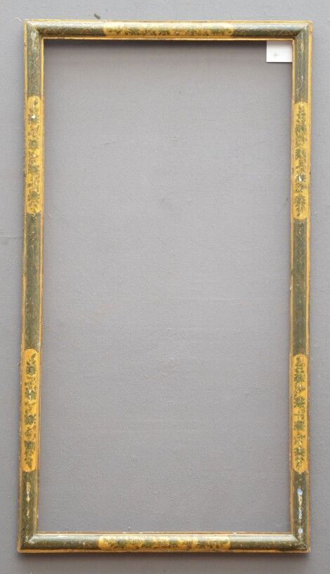 Null 一个大型的多色和鎏金模制的木制BAGUETTE，金黄色的背景上有花环的图案。

意大利，18-19世纪。

117.5 x 59.5 x 5厘米

(&hellip;
