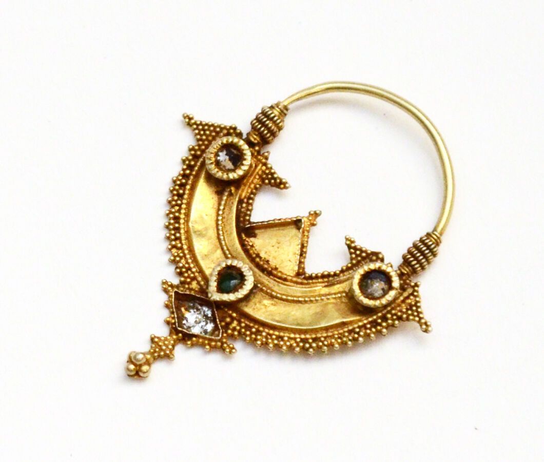 Null 六个金银鼻环，普什图人，巴基斯坦，20世纪。

1枚金质鼻环，半月形，有极其精细的丝线和颗粒工艺，水珍珠，红宝石和绿宝石。
直径：4.5厘米。
B.P&hellip;