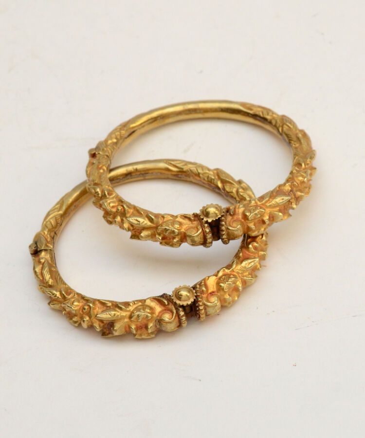 Null Paire de bracelets
en or 14 K composée d'une succession de dragons (Makara)&hellip;