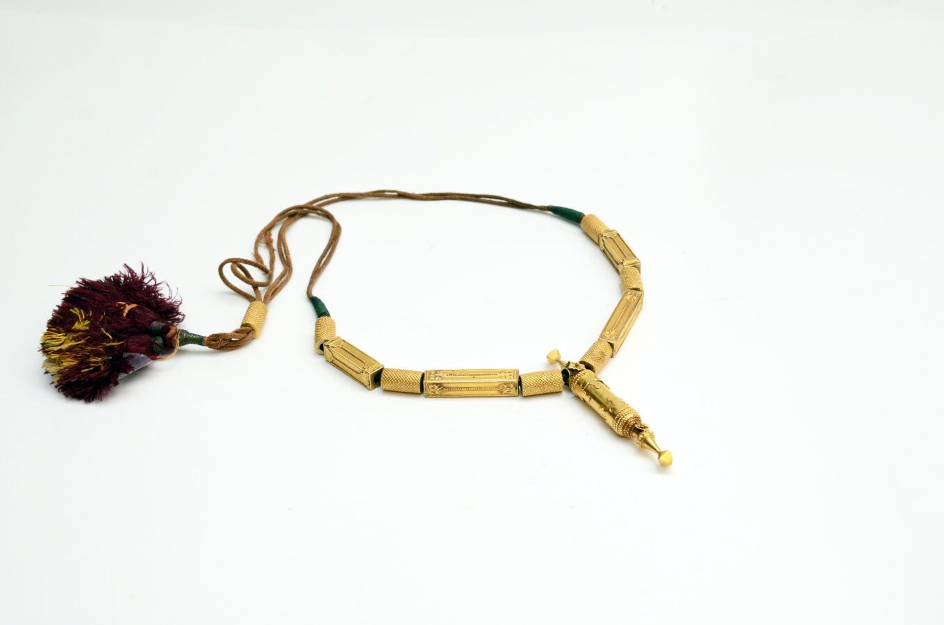 Null Halskette mit Anhänger 
aus 18 Karat Gold und Seidenfäden, Enfilade aus 10 &hellip;