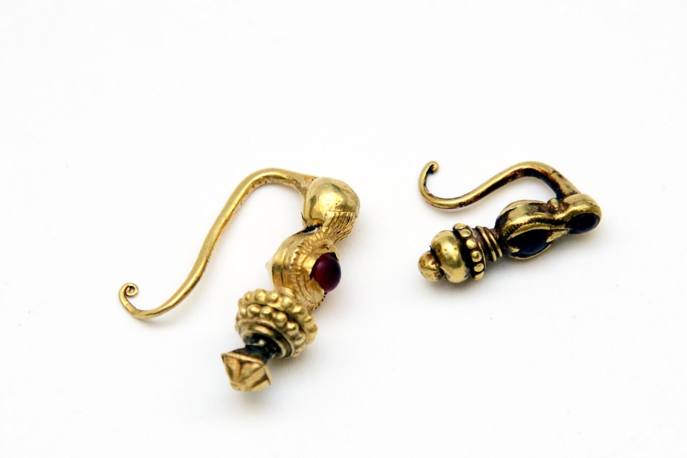 Null 两个黄金和红宝石鼻钉。
以黄金和红宝石为原料。
卡纳塔克邦，南印度，20世纪。
长：1.5厘米和2.5厘米。
B.P.：5克。