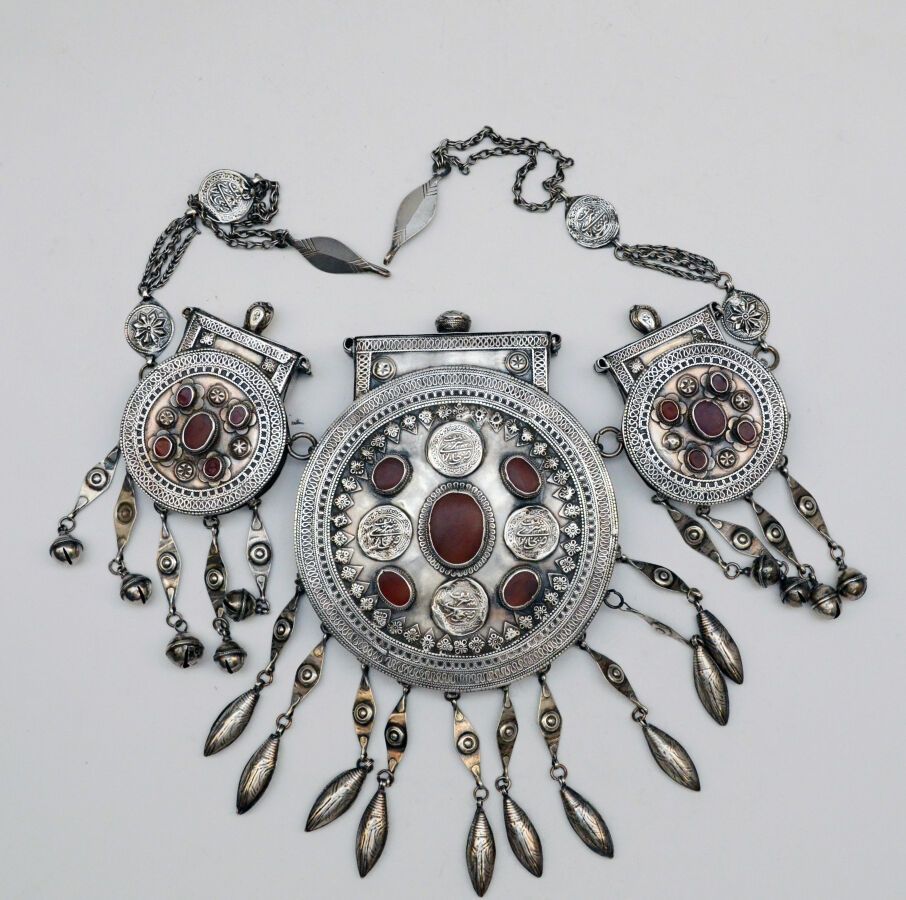 Null Trois boîtiers amulettes
en argent, ronds, réunis par deux anneaux, de tail&hellip;