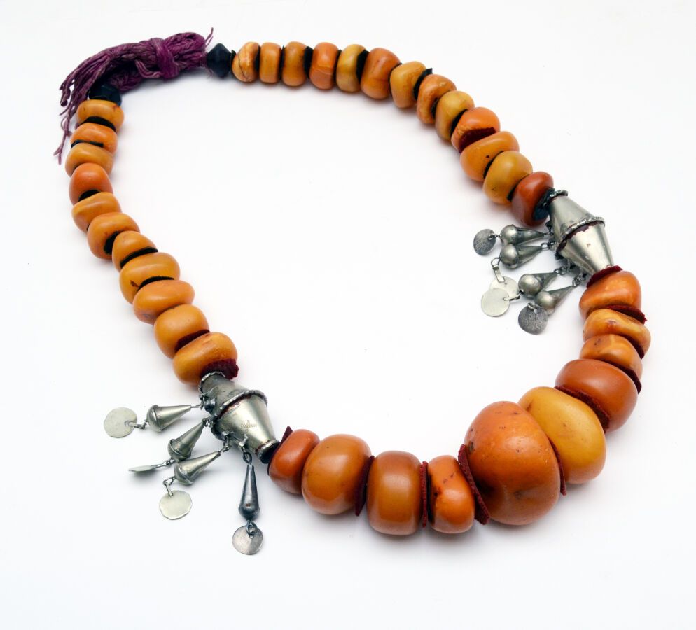 Null 大项链
由不同大小的琥珀珠子组成，珠子和悬饰在羊毛上。
摩洛哥，Anti-Atlas，20世纪。
L. : 47 cm.
毛重：646克。 

这条项&hellip;