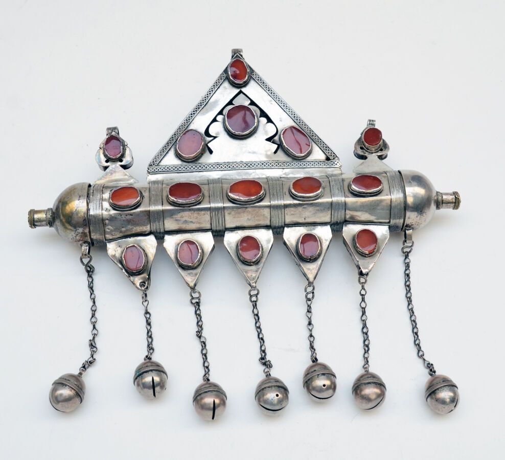 Null Amuletthalter
aus Silber, Dreieck, das den Berg symbolisiert, getragen auf &hellip;