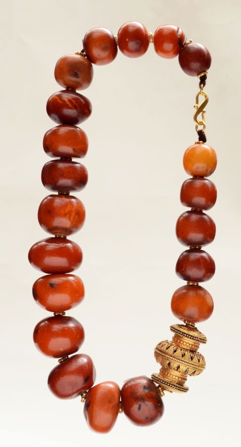Null Collier 
en ambre et or, composé de vingt perles de copal séparées par des &hellip;