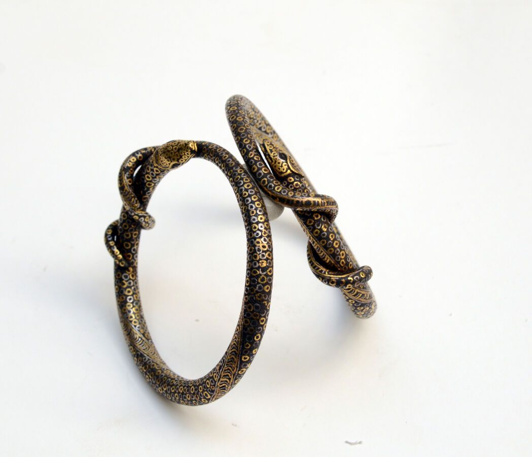 Null 一对手镯 
黄金750°/1000（8K）和银，蛇纹石。 
雕像的手链。 
印度，大概18世纪。 
直径：7.5厘米
毛重 : 166克