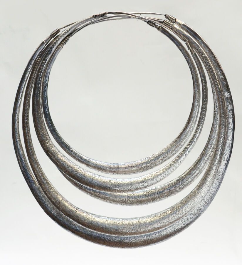 Null Halsring 
aus hohlem Silber mit fünf Reihen, die getrennt und auf jeder Sei&hellip;