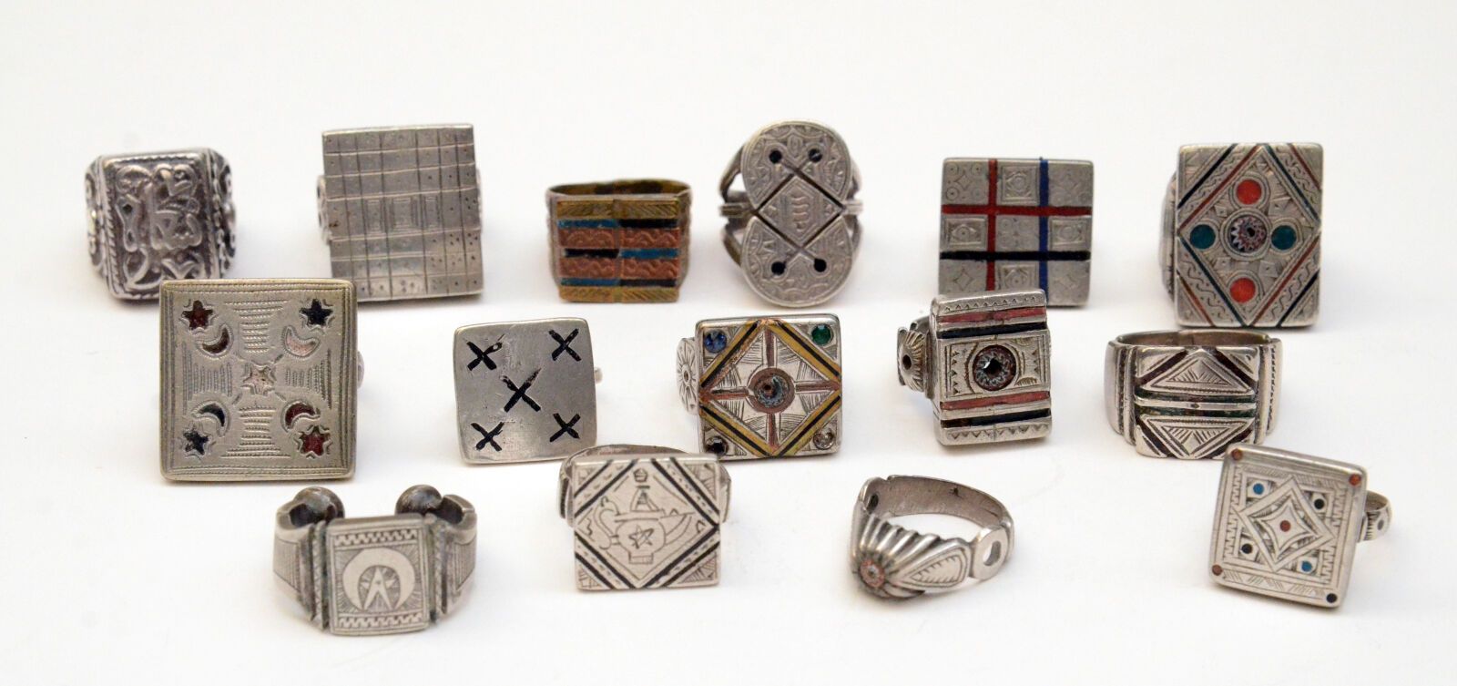 Null Set di 15 anelli 
in argento di varie forme e dimensioni.
Mauritania, Sahar&hellip;
