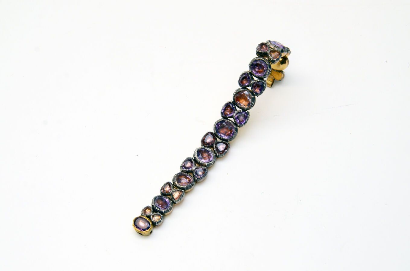 Null Bracelet 
en or et pierres de couleur dont dix-huit cabochons articulés de &hellip;