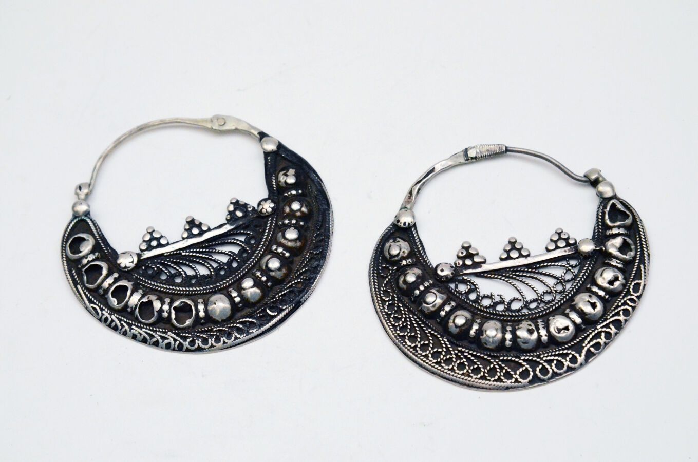 Null Sieben Paar Ohrringe
aus Silber und Vermeil in Form einer Halbkugel, eine d&hellip;