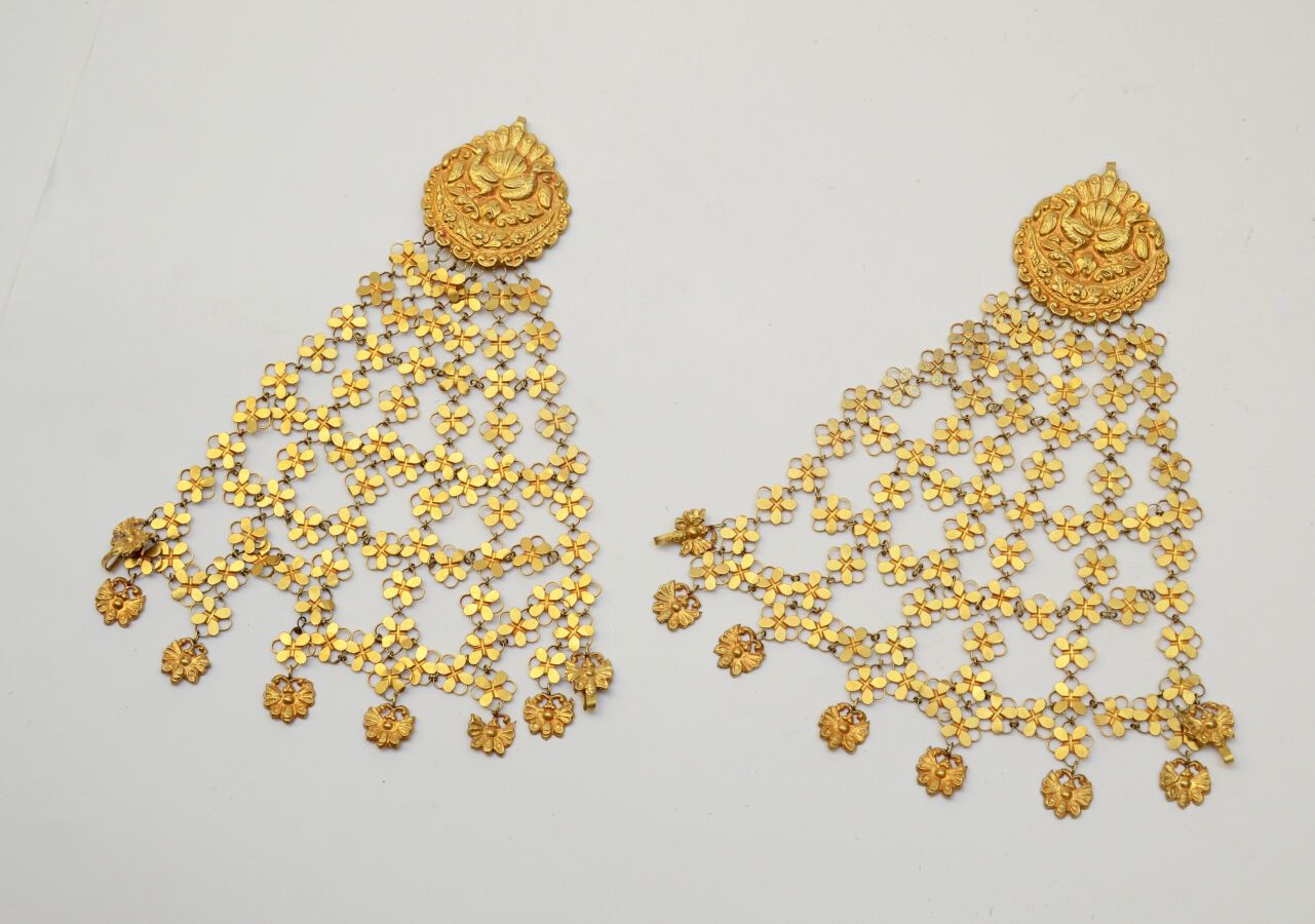 Null Set de pelo
oro, medallón dorado con pájaros en un diseño floral del que ca&hellip;